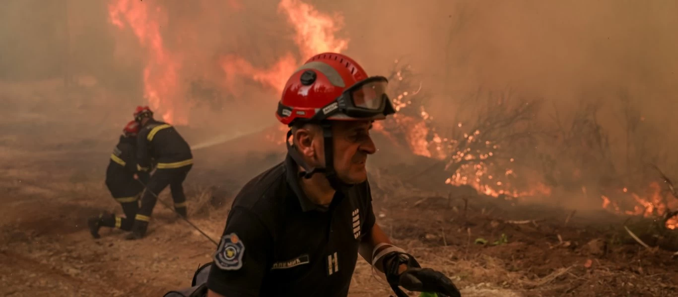 Η Ελλάδα φλέγεται και έθεσαν εκτός πυροσβέστρια επειδή δεν ήθελε να κάνει τεστ - Αποδεκάτισαν πλήρως την Πυροσβεστική